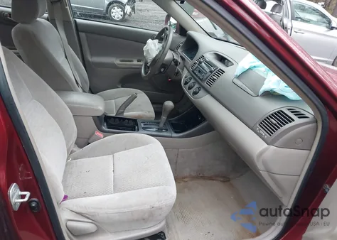 2002 Toyota Camry Le z USA, uszkodzony, nr VIN 4T1BE32K52U031844